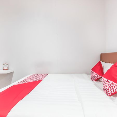 Oyo 1555 Unik Guesthouse Syariah Джакарта Екстериор снимка