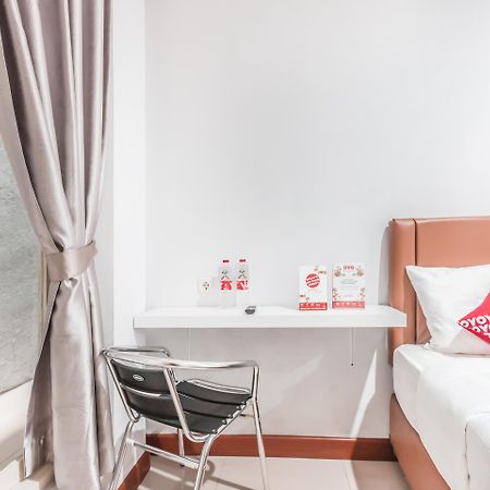 Oyo 1555 Unik Guesthouse Syariah Джакарта Екстериор снимка