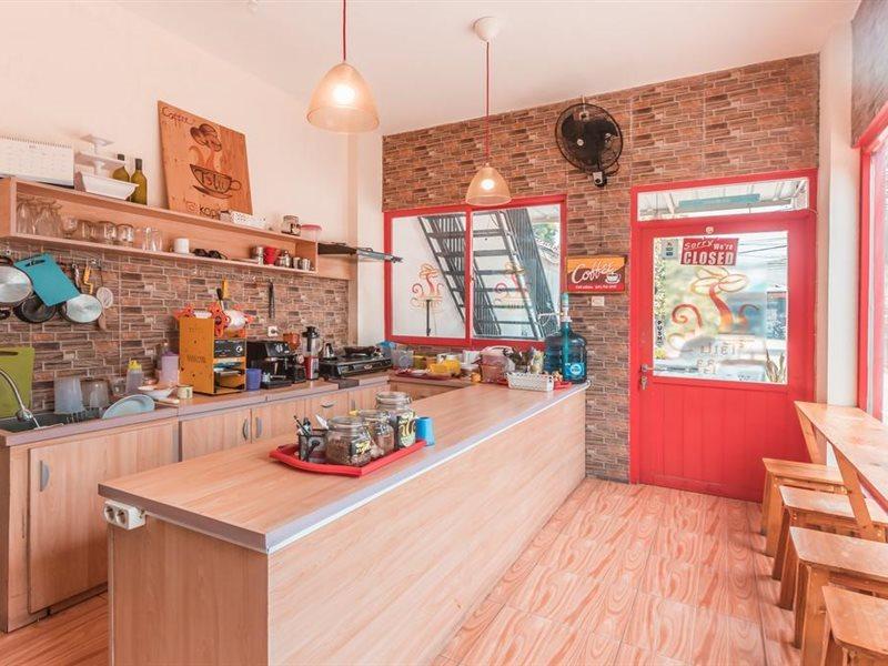 Oyo 1555 Unik Guesthouse Syariah Джакарта Бързо Хранене снимка