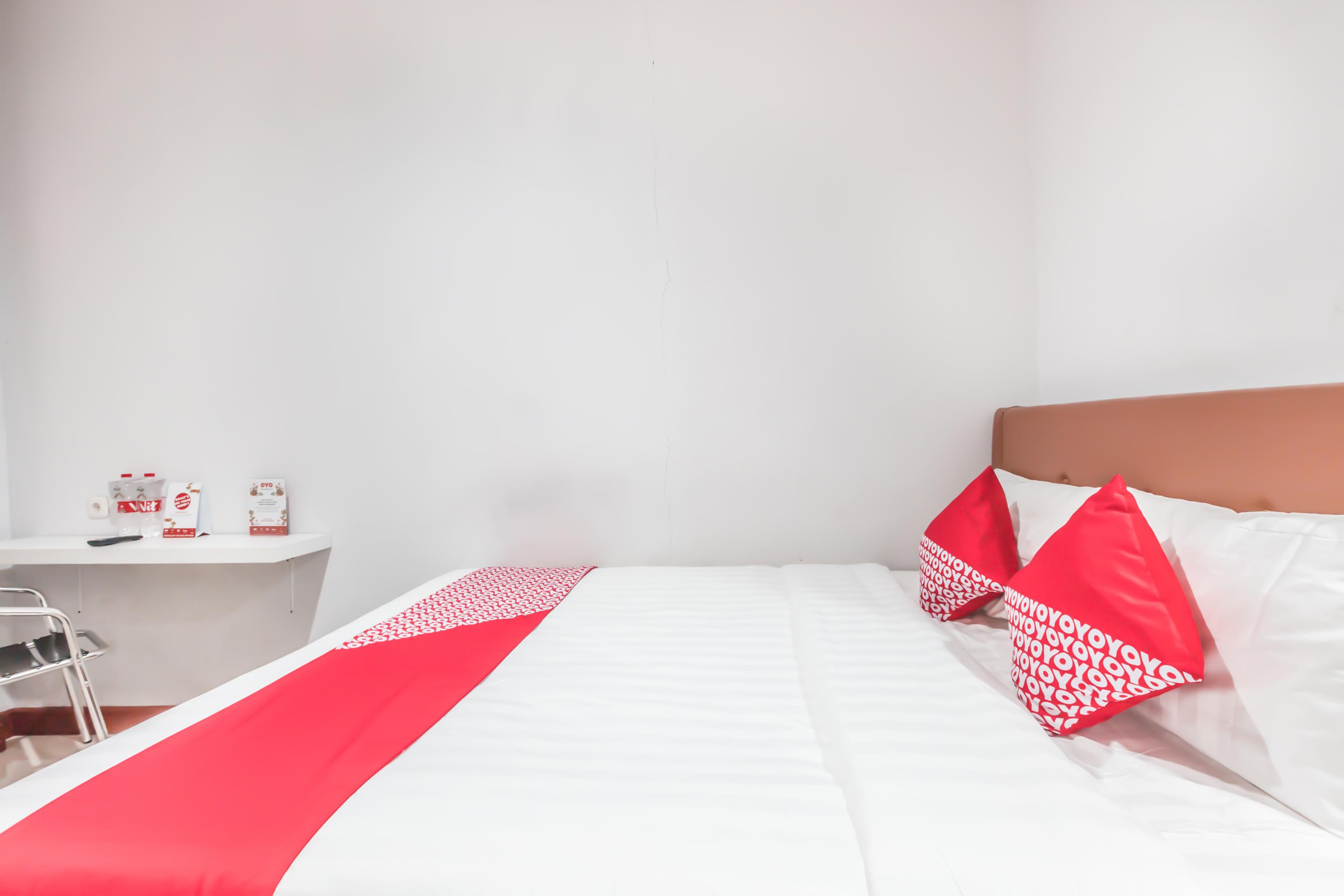 Oyo 1555 Unik Guesthouse Syariah Джакарта Екстериор снимка