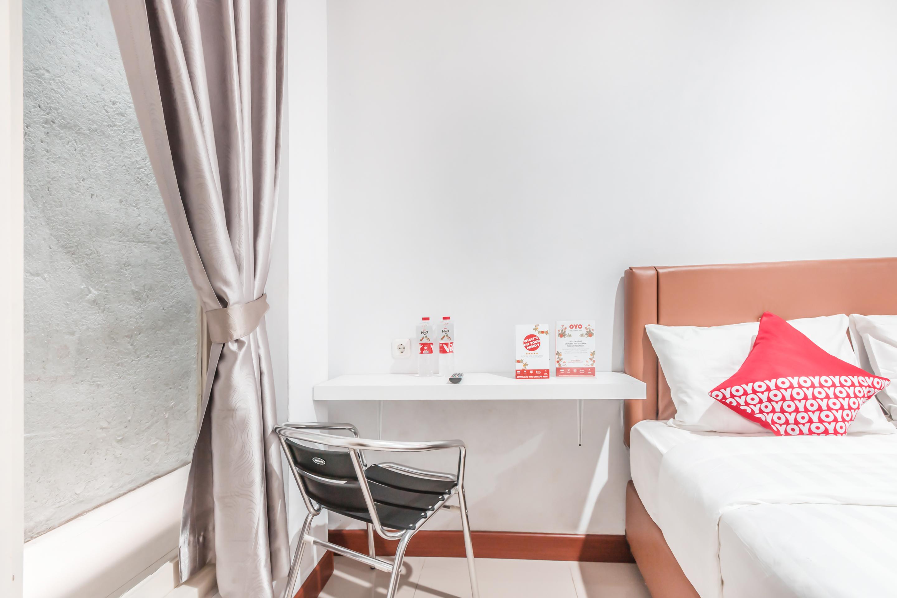 Oyo 1555 Unik Guesthouse Syariah Джакарта Екстериор снимка