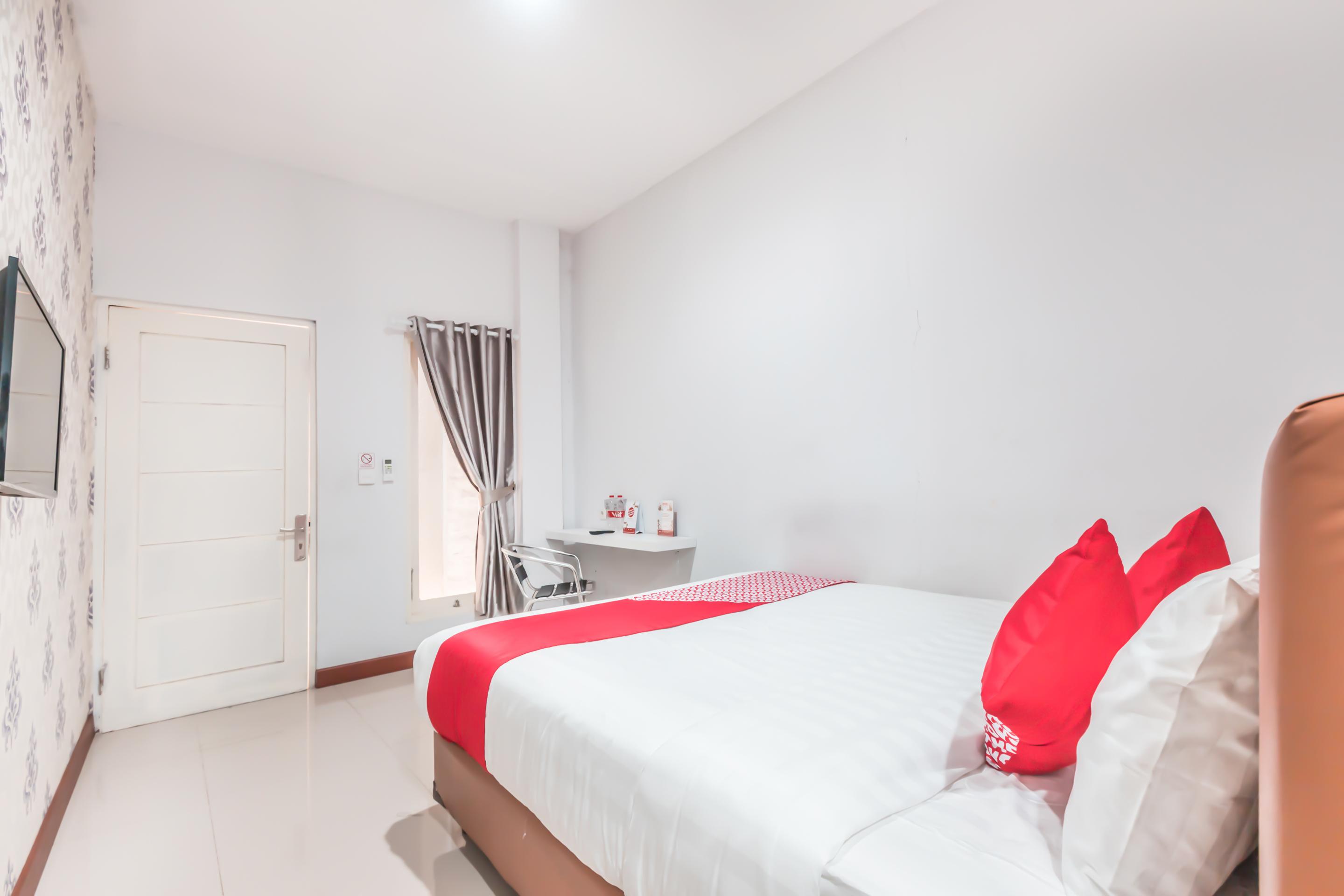 Oyo 1555 Unik Guesthouse Syariah Джакарта Екстериор снимка