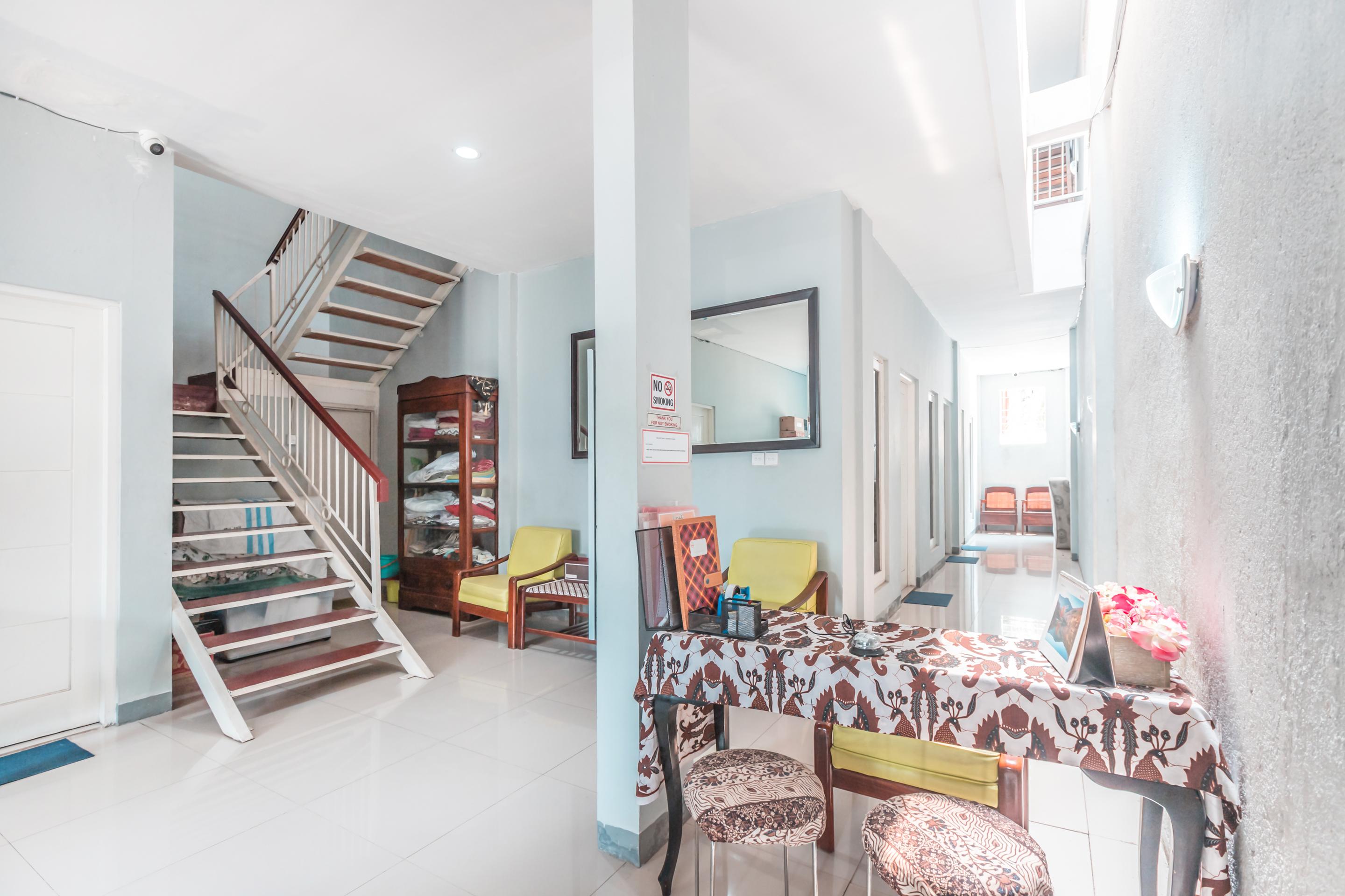 Oyo 1555 Unik Guesthouse Syariah Джакарта Екстериор снимка