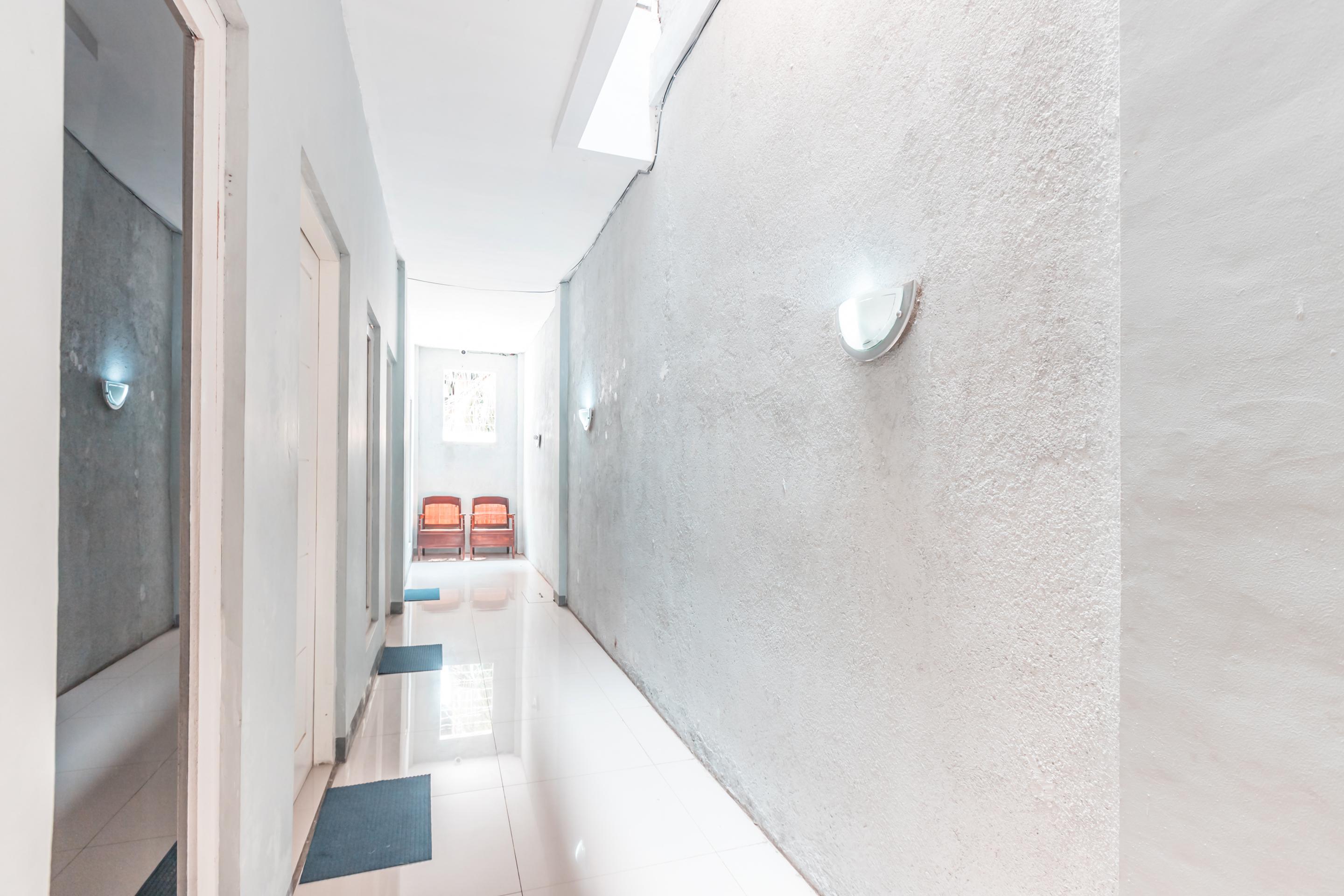 Oyo 1555 Unik Guesthouse Syariah Джакарта Екстериор снимка