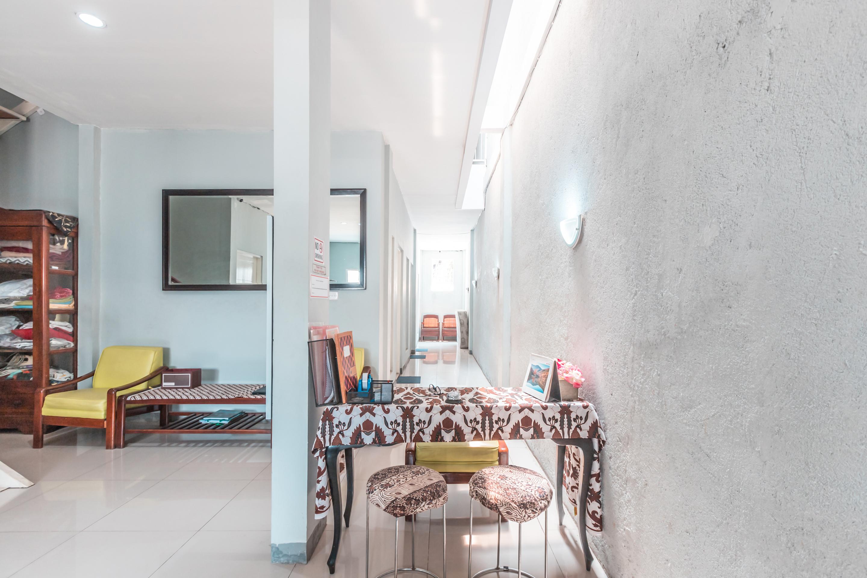 Oyo 1555 Unik Guesthouse Syariah Джакарта Екстериор снимка