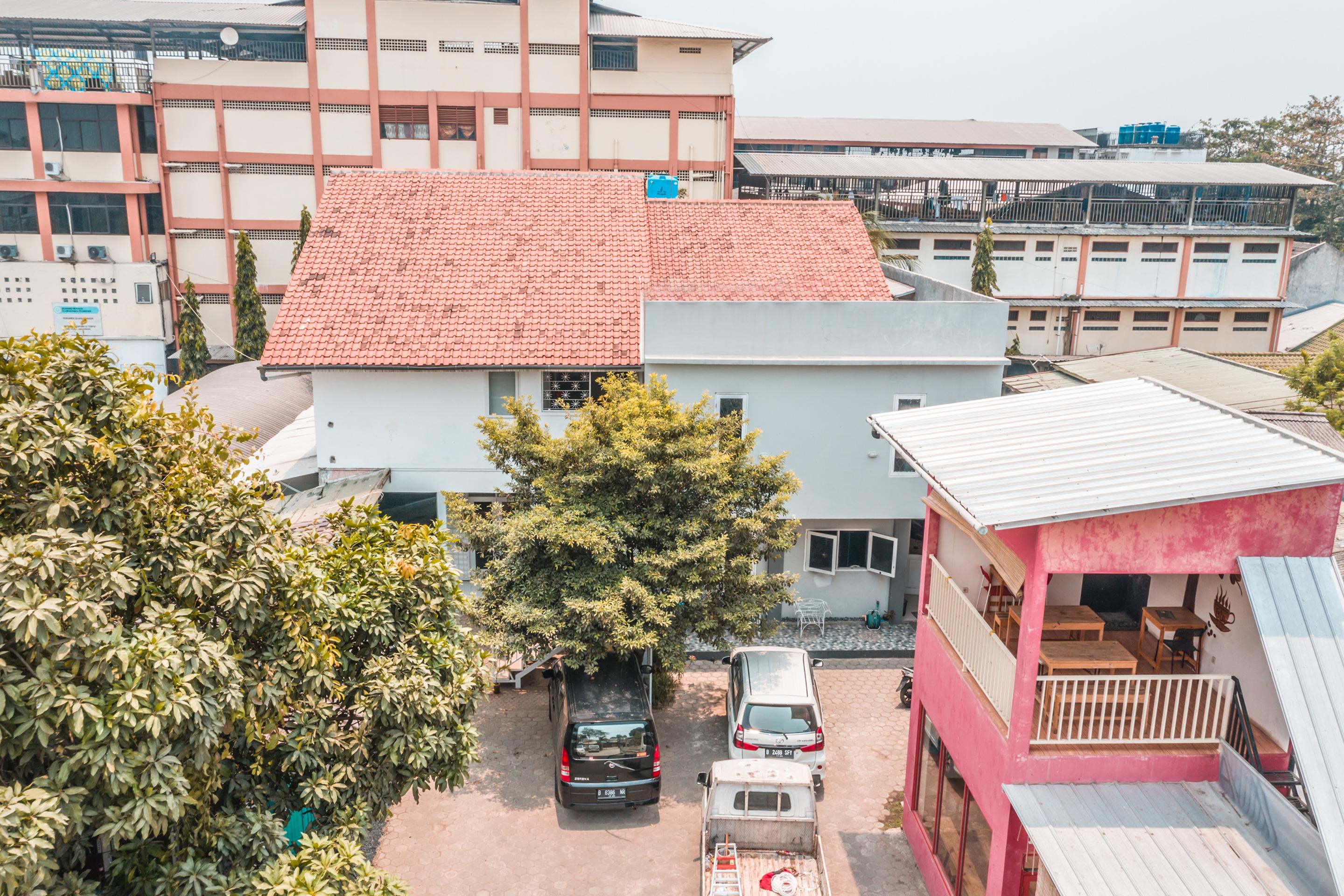 Oyo 1555 Unik Guesthouse Syariah Джакарта Екстериор снимка