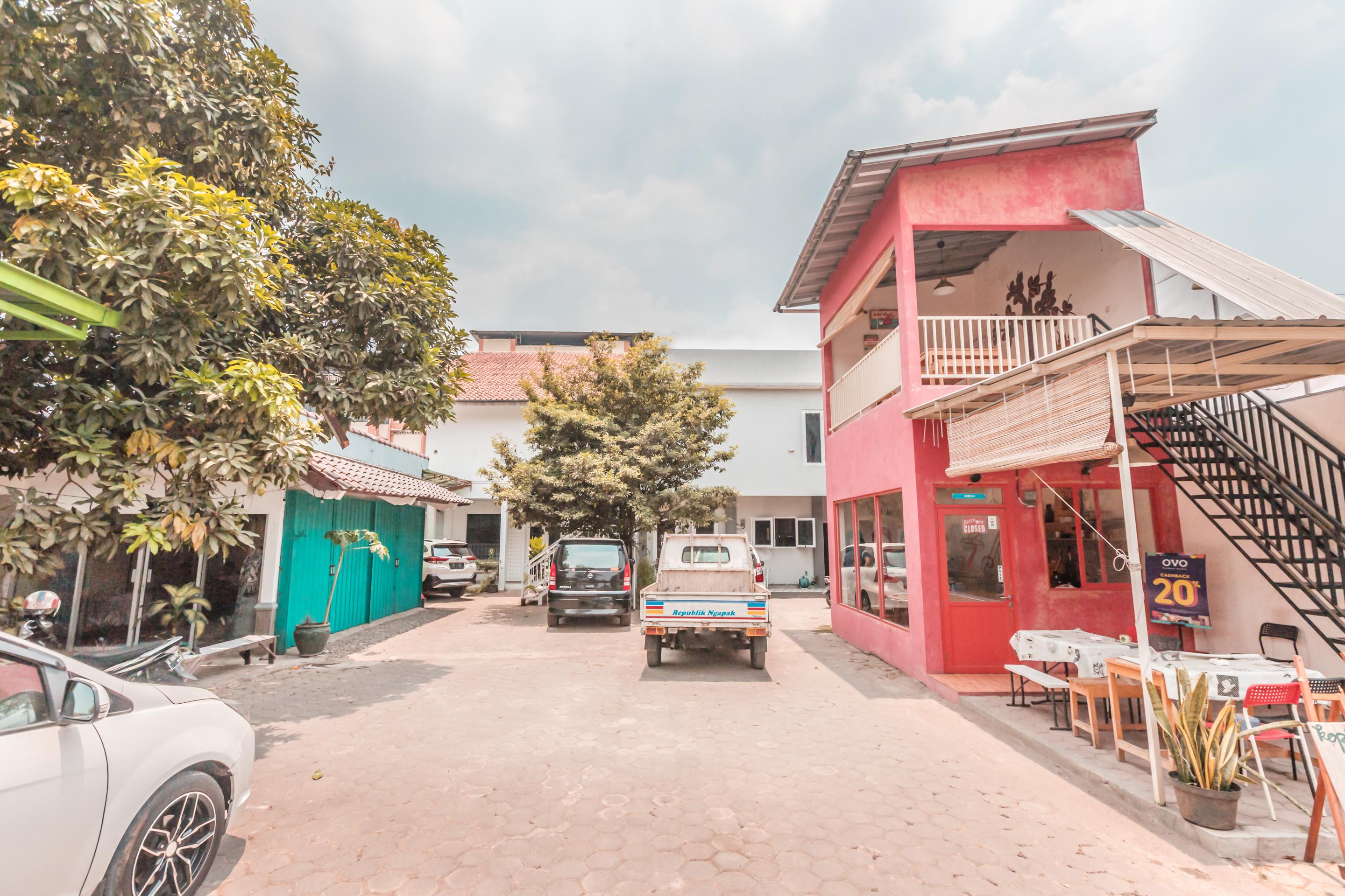 Oyo 1555 Unik Guesthouse Syariah Джакарта Екстериор снимка
