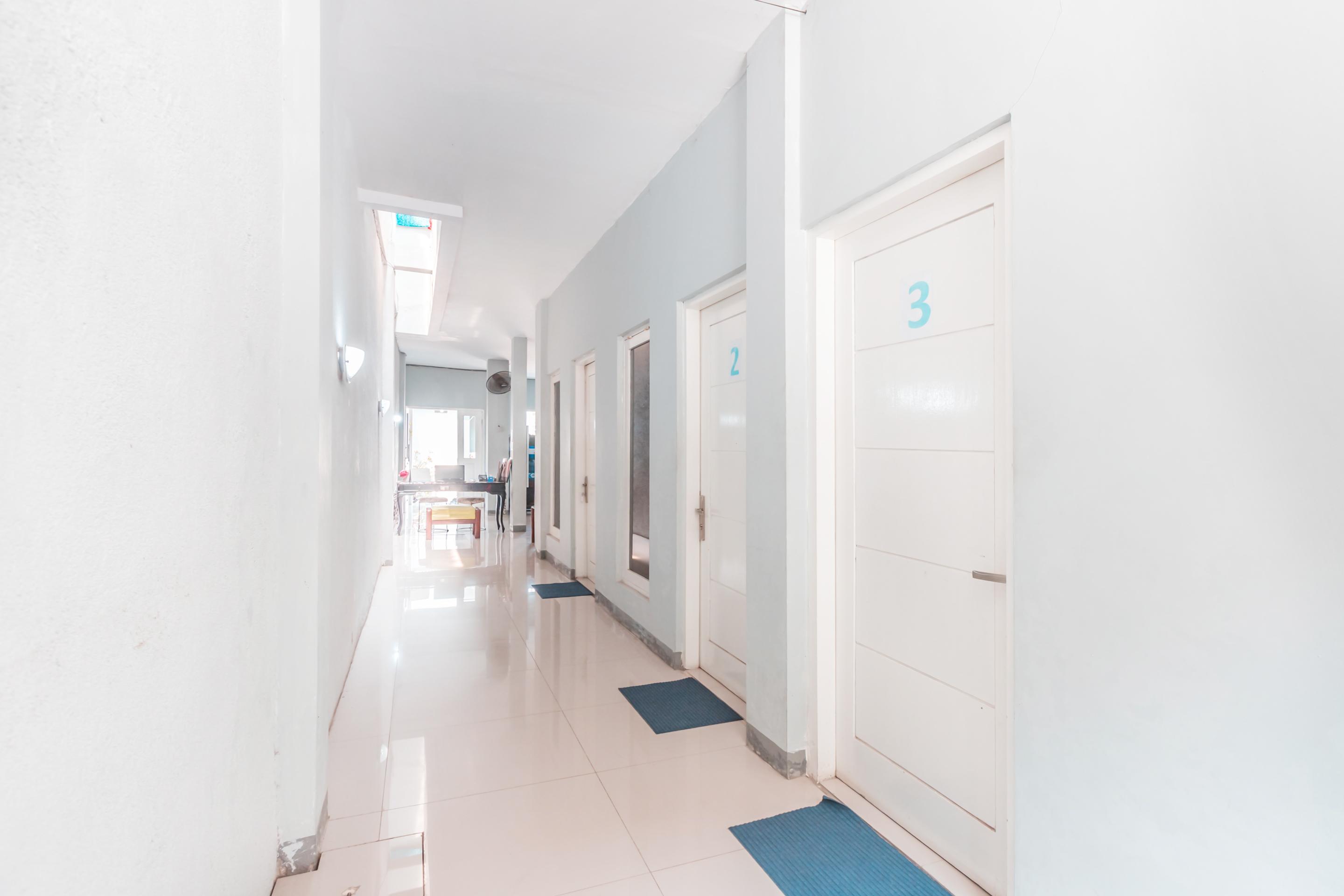 Oyo 1555 Unik Guesthouse Syariah Джакарта Екстериор снимка