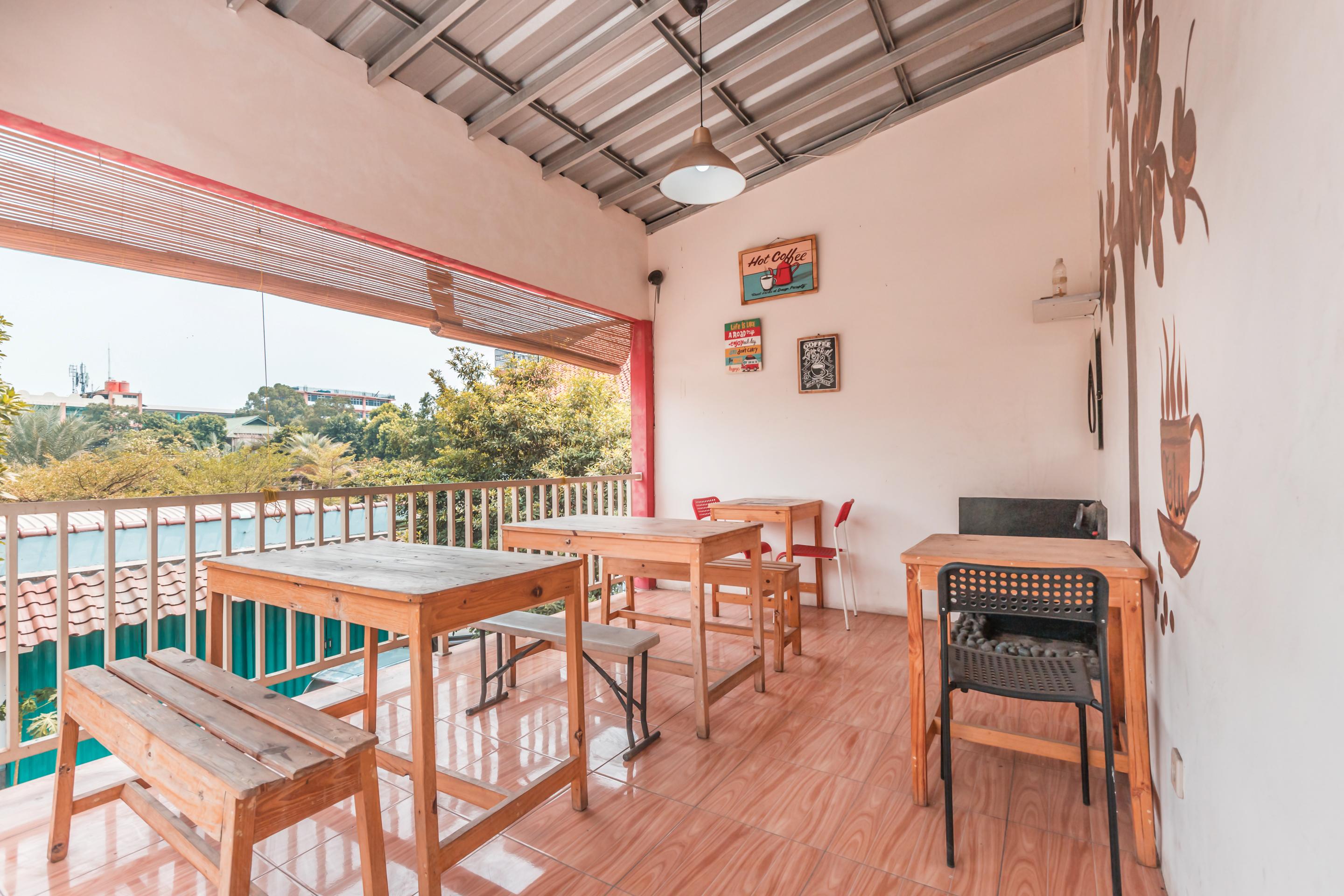 Oyo 1555 Unik Guesthouse Syariah Джакарта Екстериор снимка