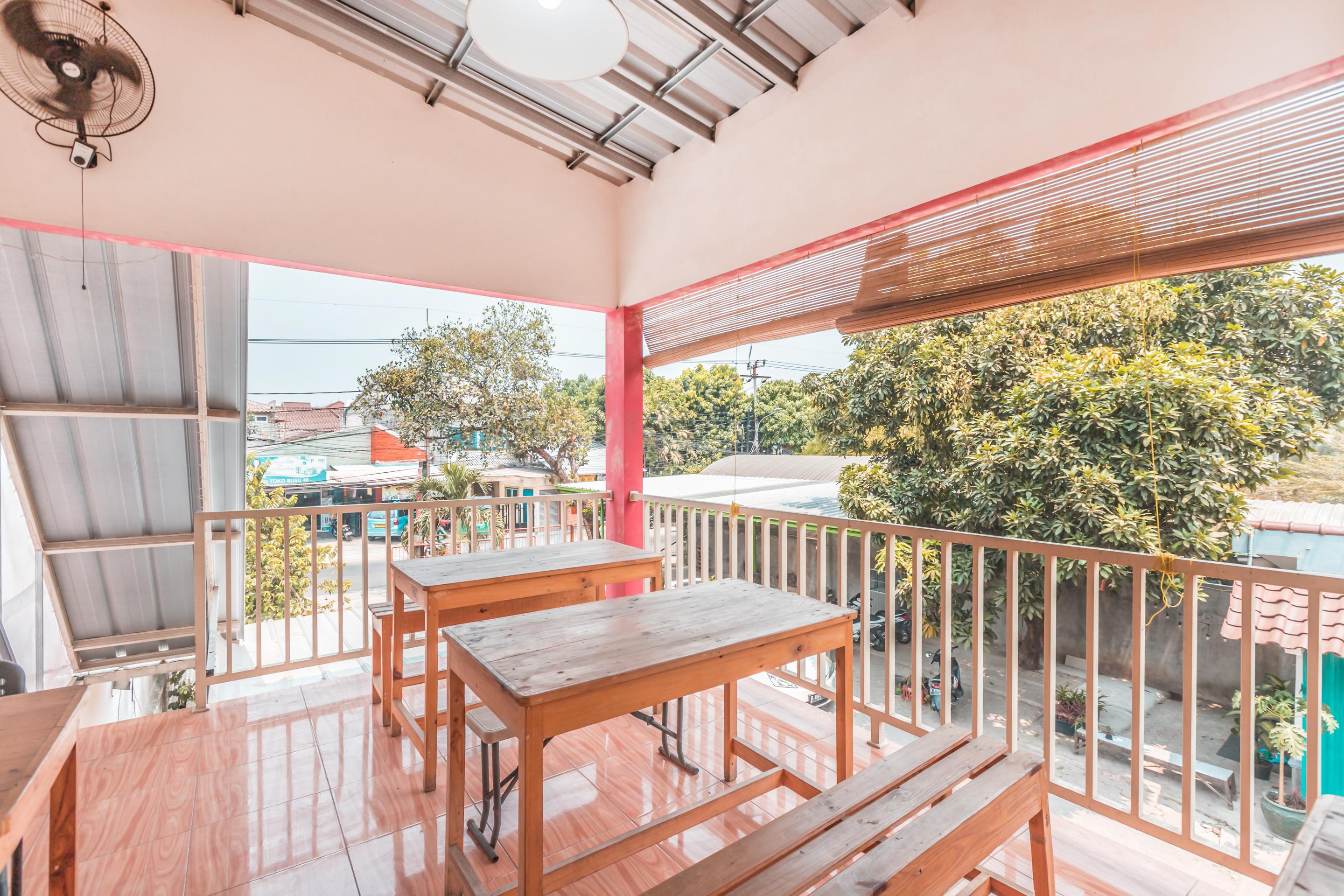Oyo 1555 Unik Guesthouse Syariah Джакарта Екстериор снимка