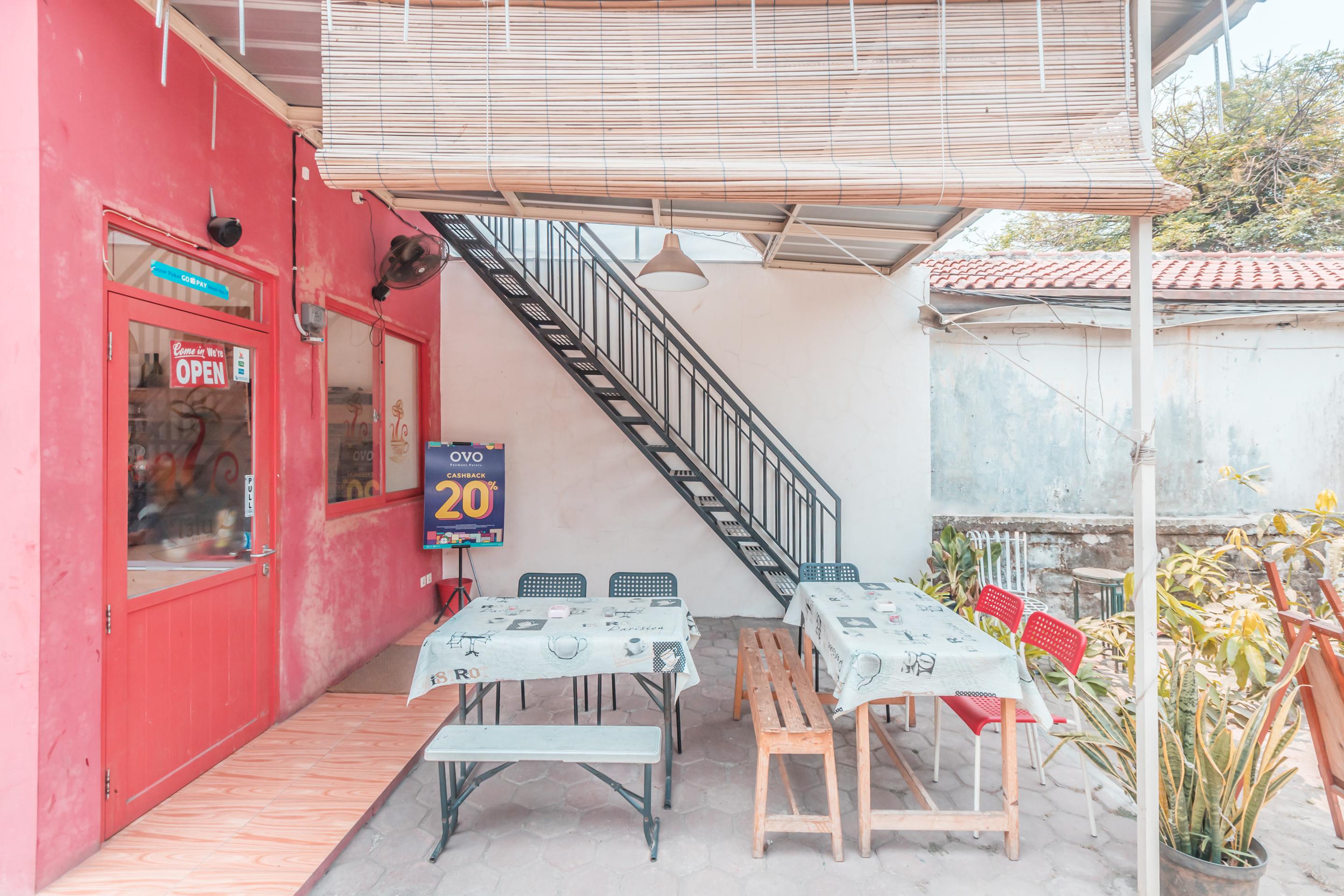 Oyo 1555 Unik Guesthouse Syariah Джакарта Екстериор снимка