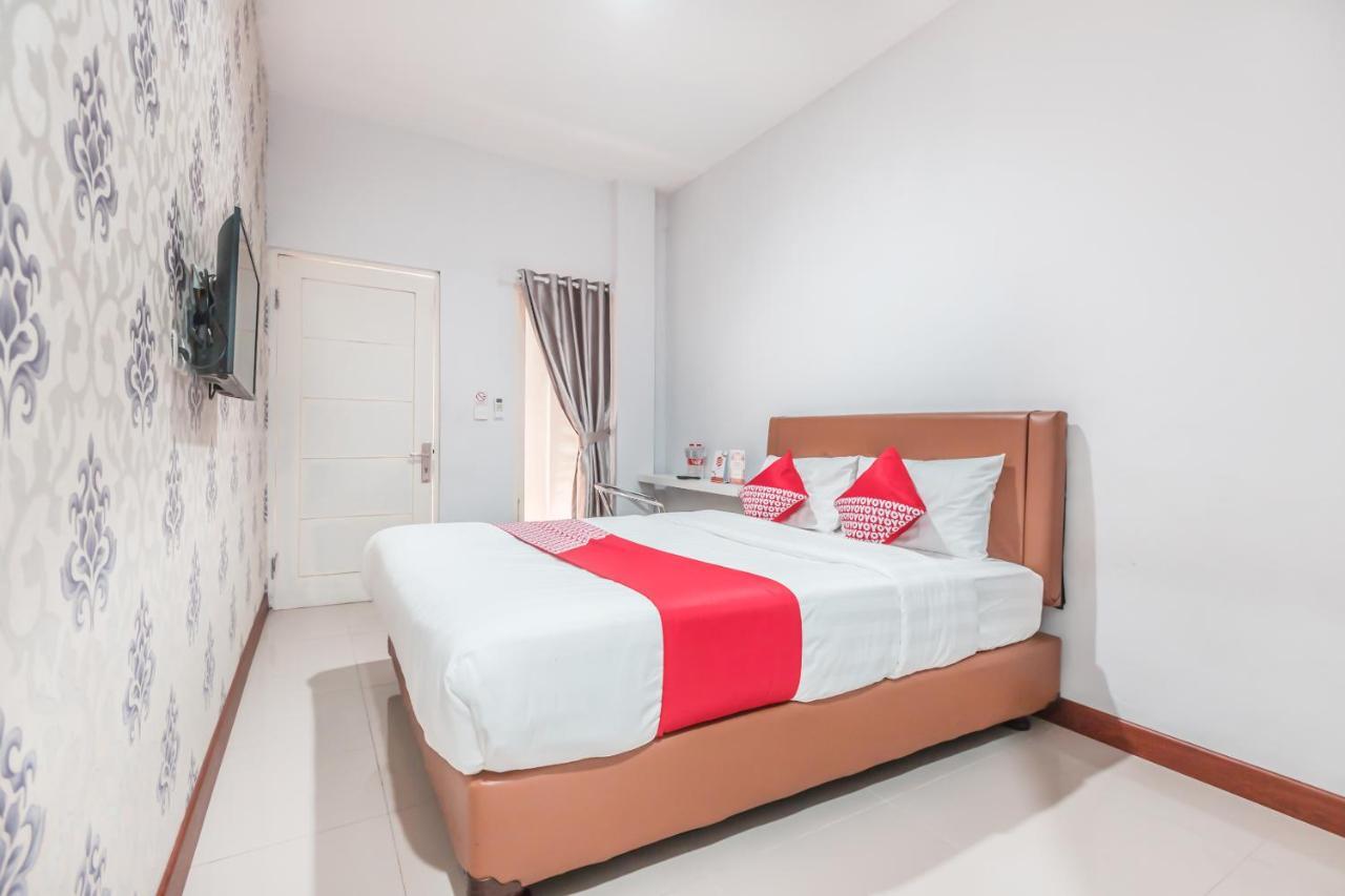 Oyo 1555 Unik Guesthouse Syariah Джакарта Екстериор снимка